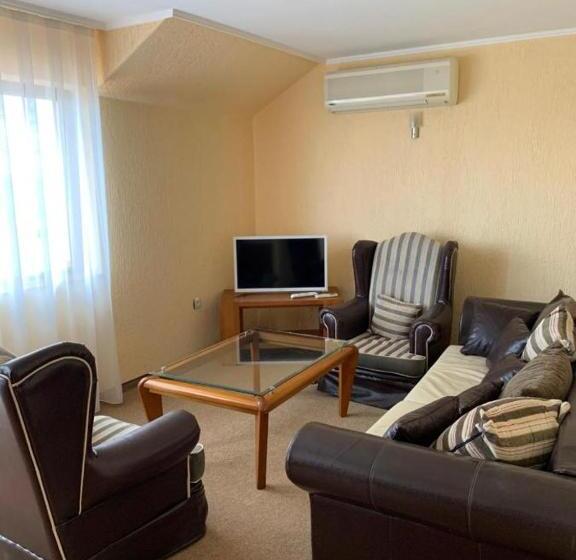 Отель Elizabeth Beach Apartments