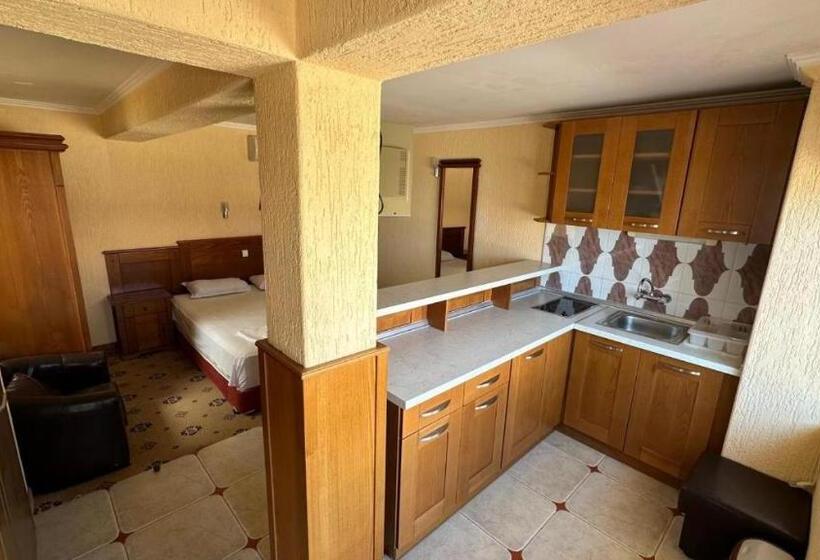 Отель Elizabeth Beach Apartments