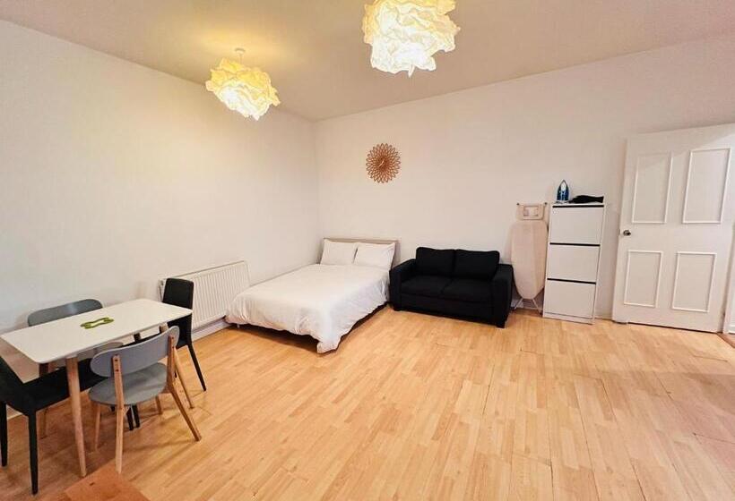 בית מלון כפרי Great Entire Apartment At Regent St. And Oxford St. London
