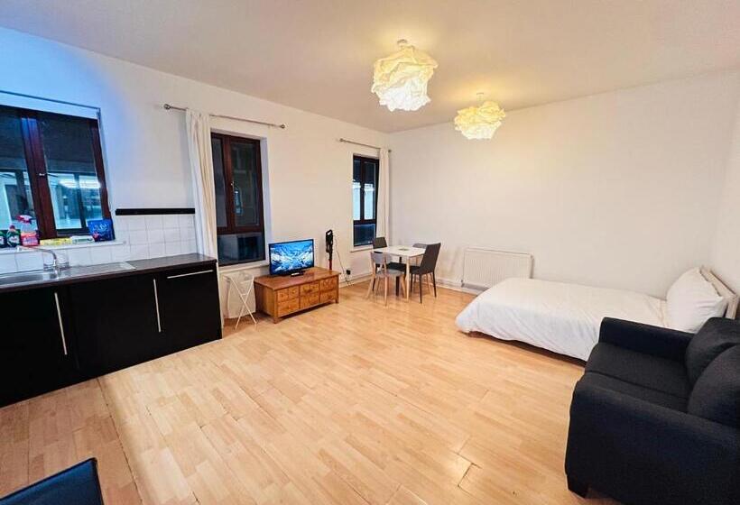 בית מלון כפרי Great Entire Apartment At Regent St. And Oxford St. London