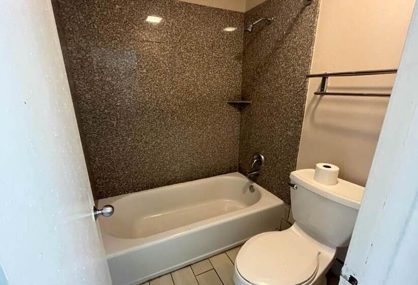 فندق Regency Inn By Oyo Three Rivers