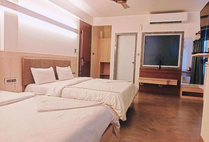 فندق Treebo Sai Rekha Inn