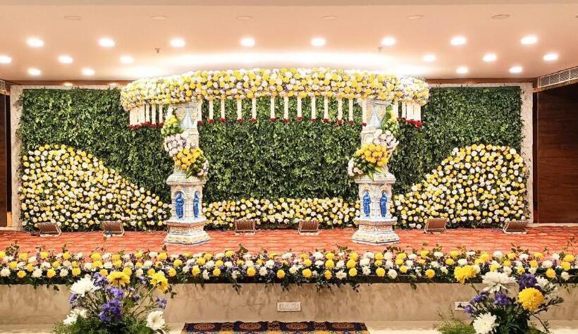 בית מלון כפרי Sri Vishnu Tejam Elite