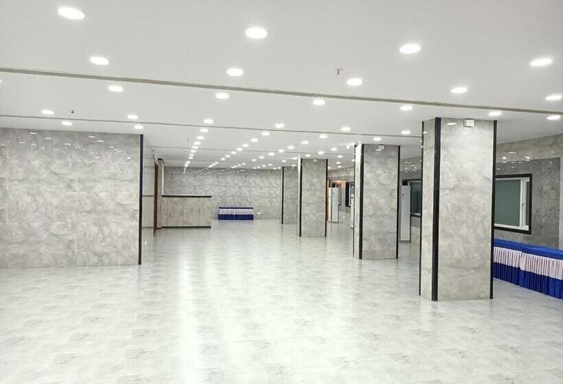 בית מלון כפרי Sri Vishnu Tejam Elite