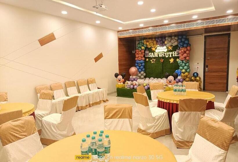 בית מלון כפרי Sri Vishnu Tejam Elite