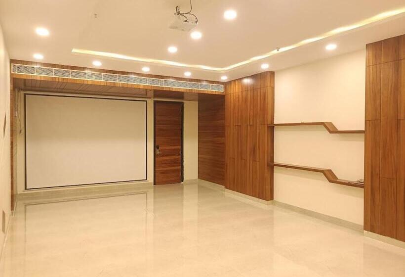 בית מלון כפרי Sri Vishnu Tejam Elite