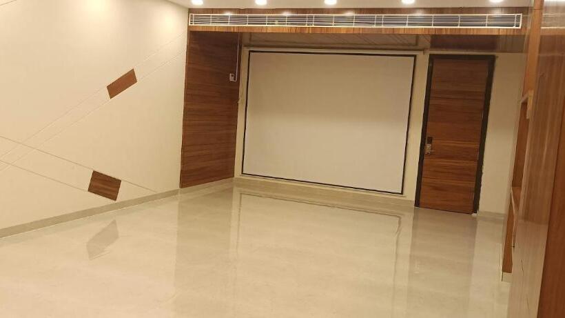 בית מלון כפרי Sri Vishnu Tejam Elite