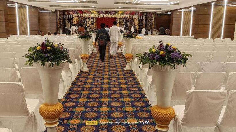 בית מלון כפרי Sri Vishnu Tejam Elite