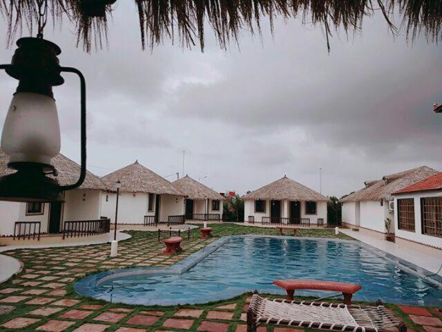 בית מלון כפרי The Village Resort