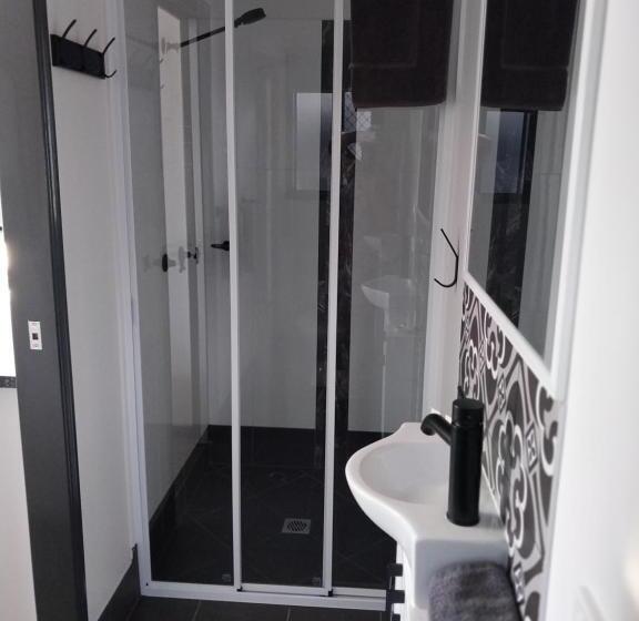 مُتل The Dugongs  Rest