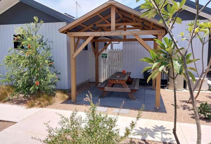 مُتل The Dugongs  Rest