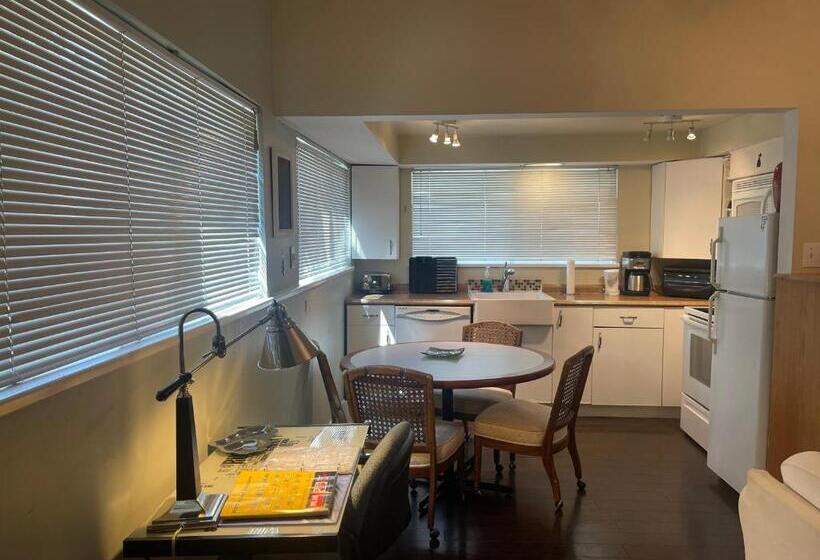 펜션 Downtown N. Vancouver Lane Home