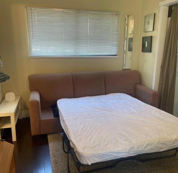 펜션 Downtown N. Vancouver Lane Home