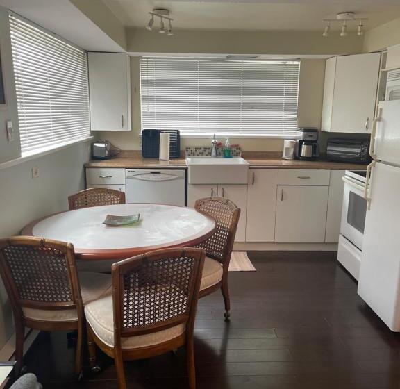 펜션 Downtown N. Vancouver Lane Home