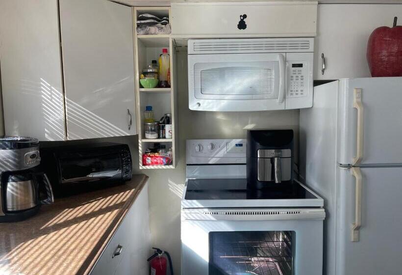 펜션 Downtown N. Vancouver Lane Home