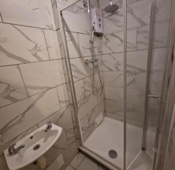 Pansiyon Large Room With Bathroom/kitchen/large Smart Tv Close To Central London