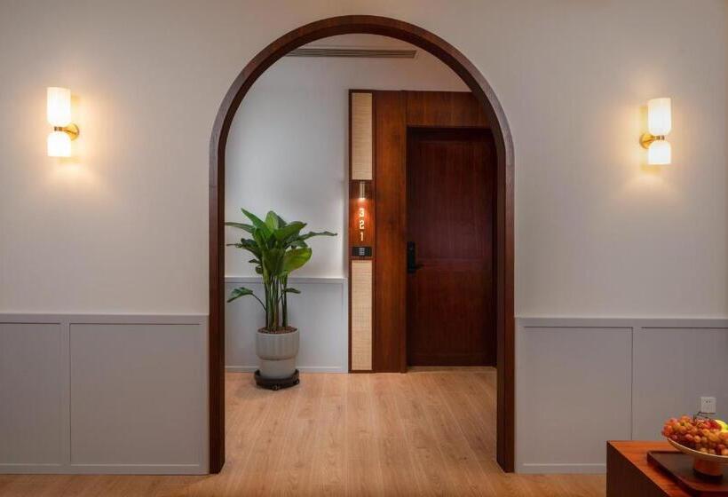 Wuyu Hotel, Smart Park & Happy Valley Jinshansi Metro