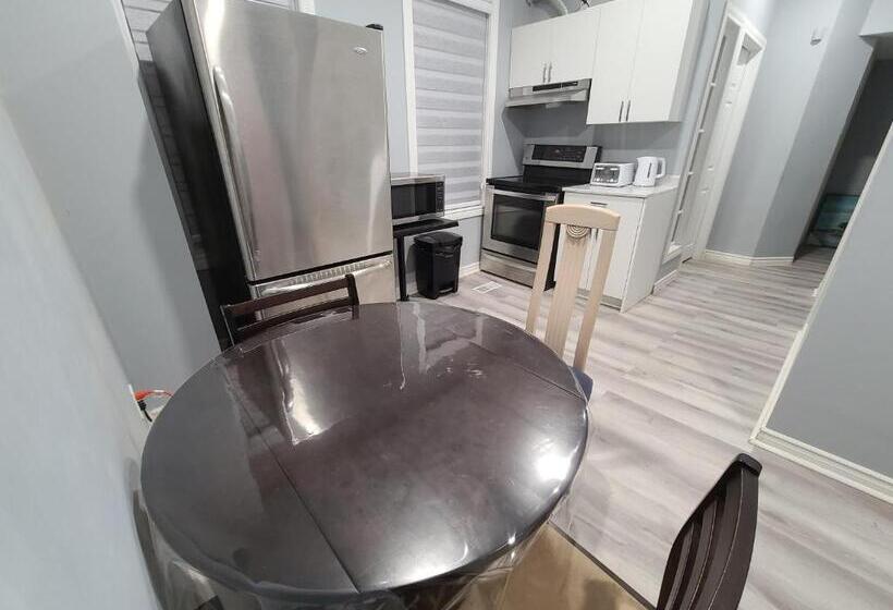 مبيت وإفطار Downtown Ottawa Spacious Room Accommodation