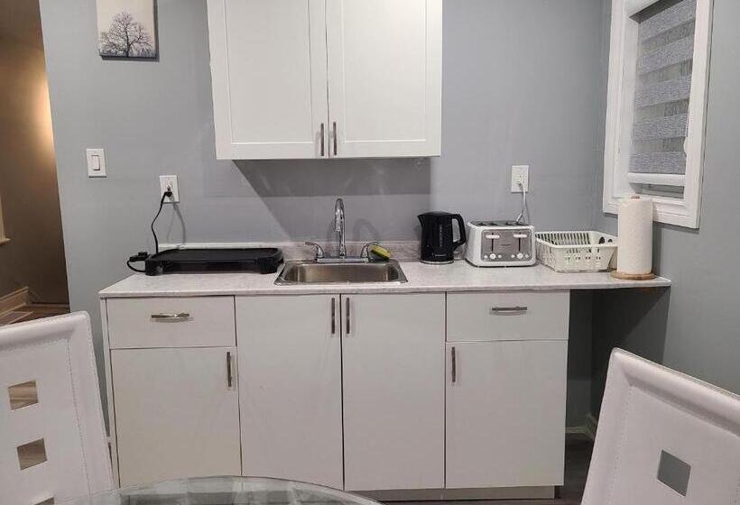 مبيت وإفطار Downtown Ottawa Spacious Room Accommodation