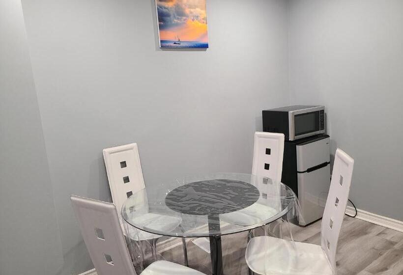 مبيت وإفطار Downtown Ottawa Spacious Room Accommodation