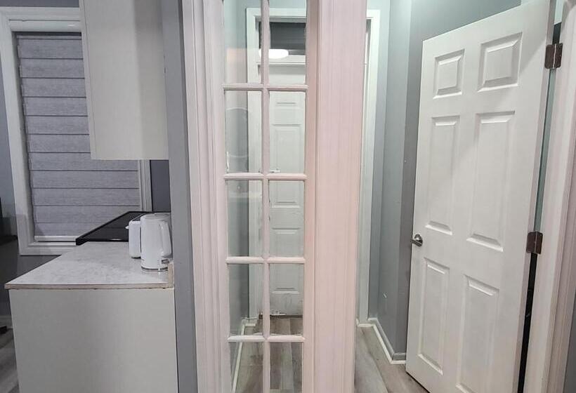 مبيت وإفطار Downtown Ottawa Spacious Room Accommodation