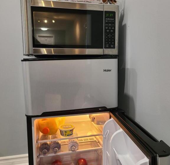 مبيت وإفطار Downtown Ottawa Spacious Room Accommodation