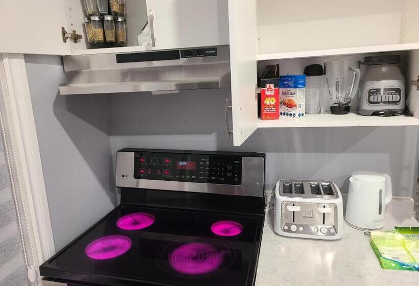 مبيت وإفطار Downtown Ottawa Spacious Room Accommodation