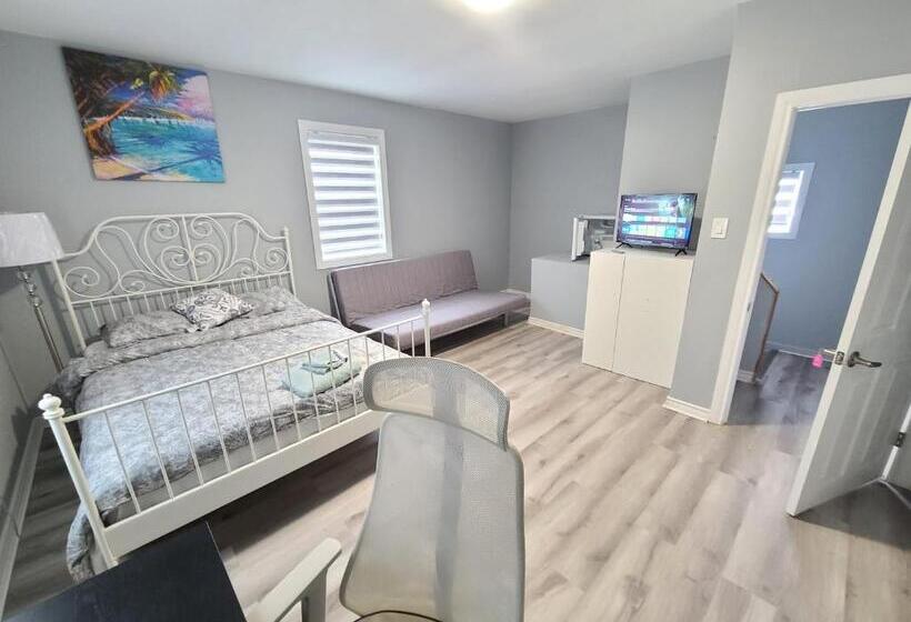 مبيت وإفطار Downtown Ottawa Spacious Room Accommodation