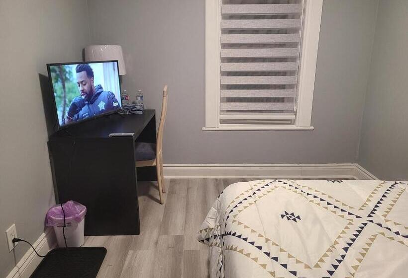 مبيت وإفطار Downtown Ottawa Spacious Room Accommodation