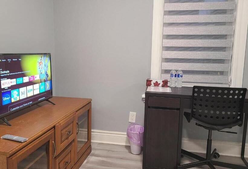 مبيت وإفطار Downtown Ottawa Spacious Room Accommodation