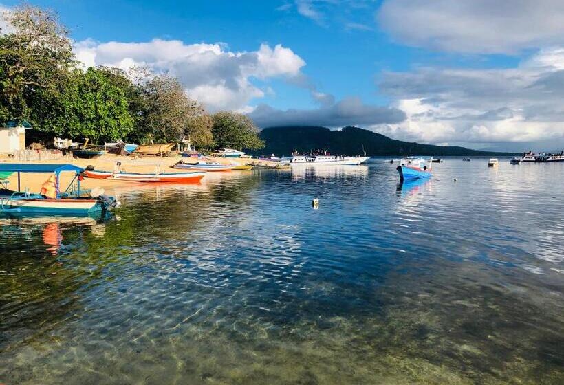 Bed and Breakfast The White House On Bunaken