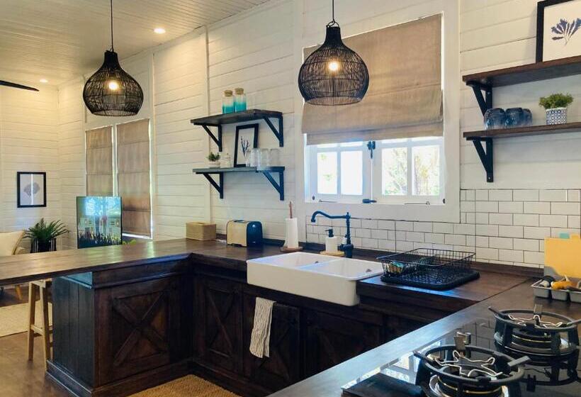 Bed and Breakfast The White House On Bunaken