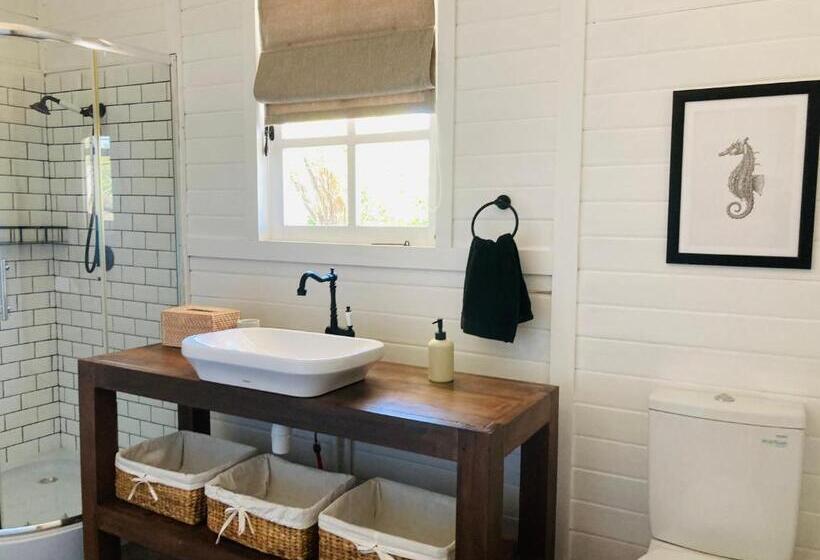 Bed and Breakfast The White House On Bunaken