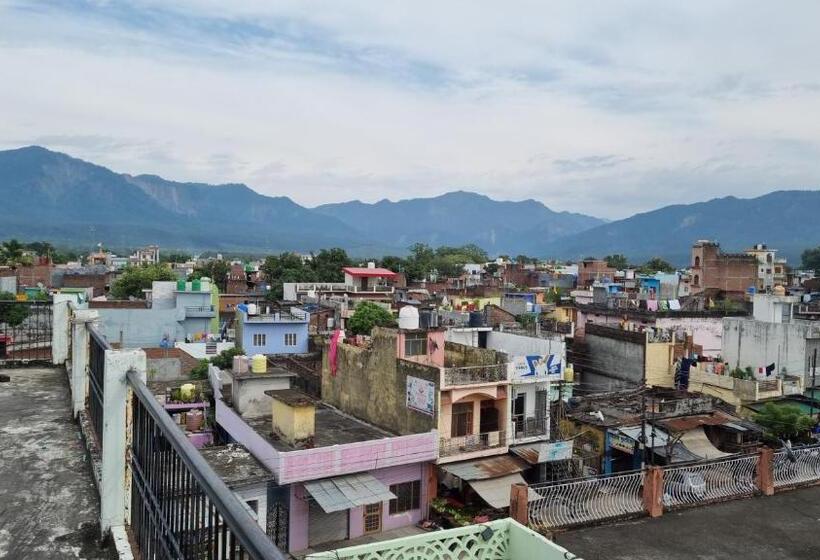 فندق Aastha And Restaurant