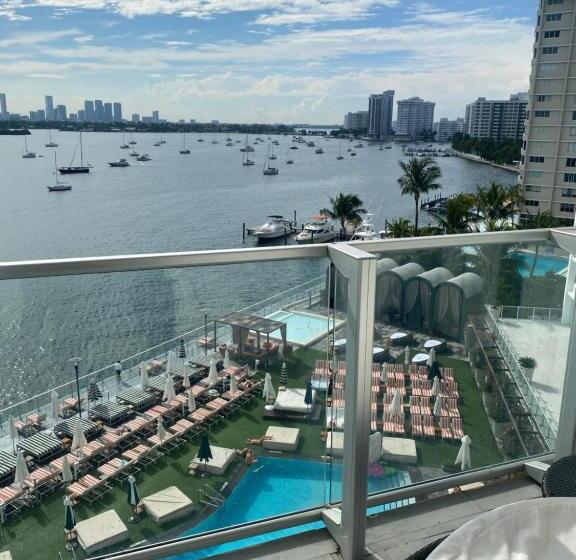 호텔 Bay View King Suite With Balcony