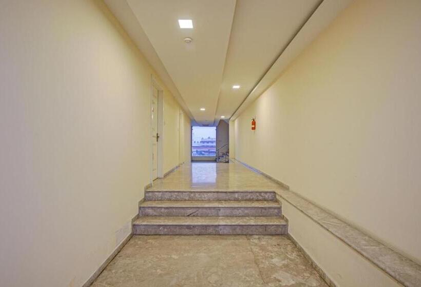 Отель Collection O White House