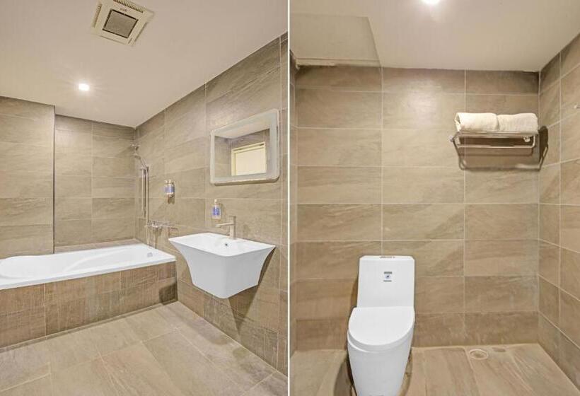 Отель Collection O White House