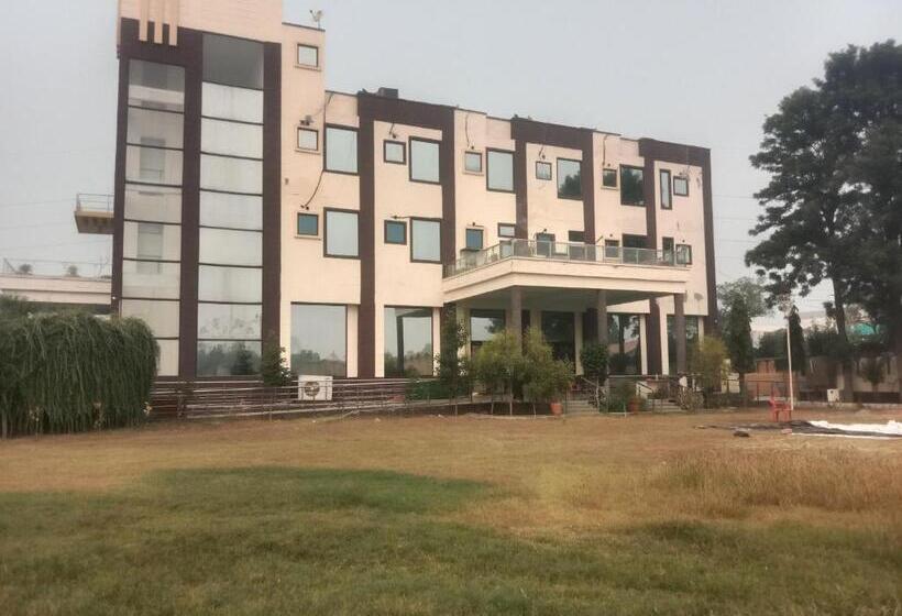 Отель Maharajgarh Resorts At Splash Fun Park Hisar