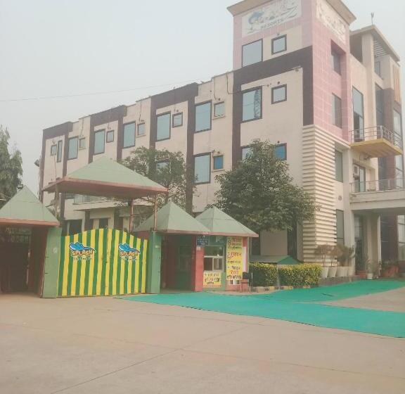 Отель Maharajgarh Resorts At Splash Fun Park Hisar