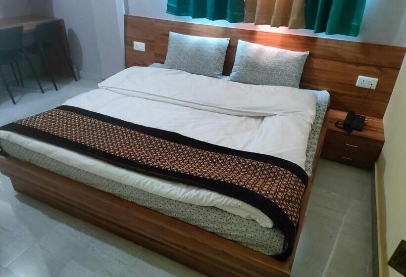 فندق Rishabh And Banquet Hall