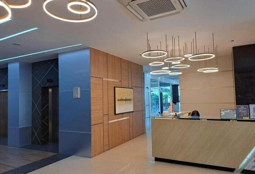 هتل Six Floor Room 624, Ama Tower Residences