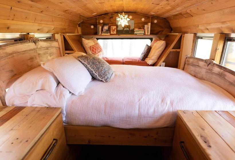 فندق Super Tramp Converted School Bus