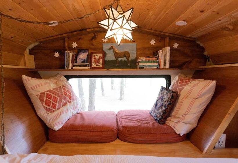 فندق Super Tramp Converted School Bus