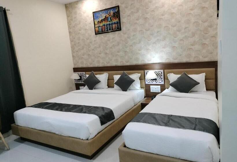 호텔 Vinayak International