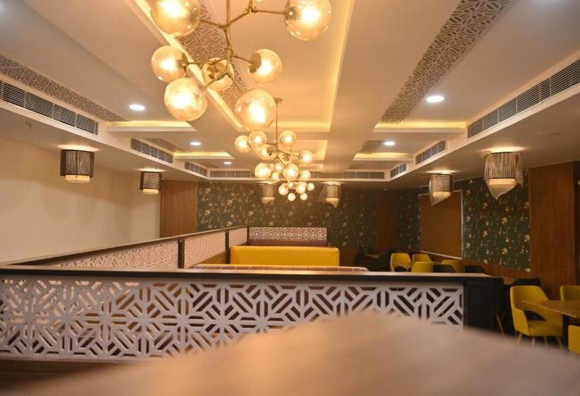 호텔 Vinayak International