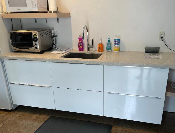 Pension Tropical Oasis On The Water Crown Point