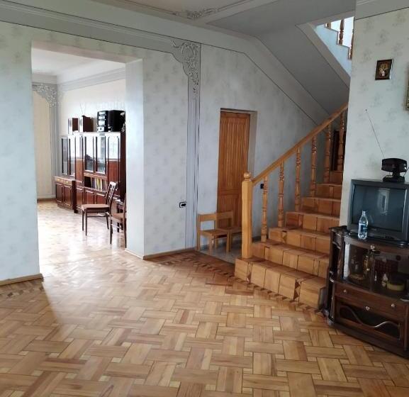 펜션 Airport To Echmiadzin Guest House