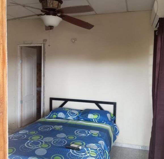 بنسيون Hostal El Valle