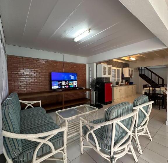 פנסיון Journey House Bangsean