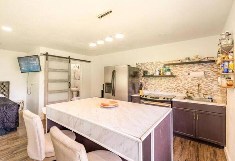 بنسيون Modern Comfort: Studio Retreat